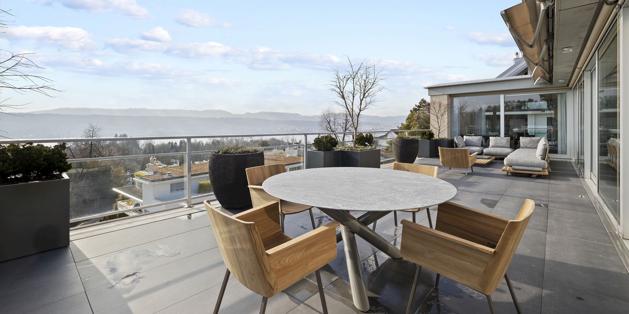 Große Terrasse mit Seeblick