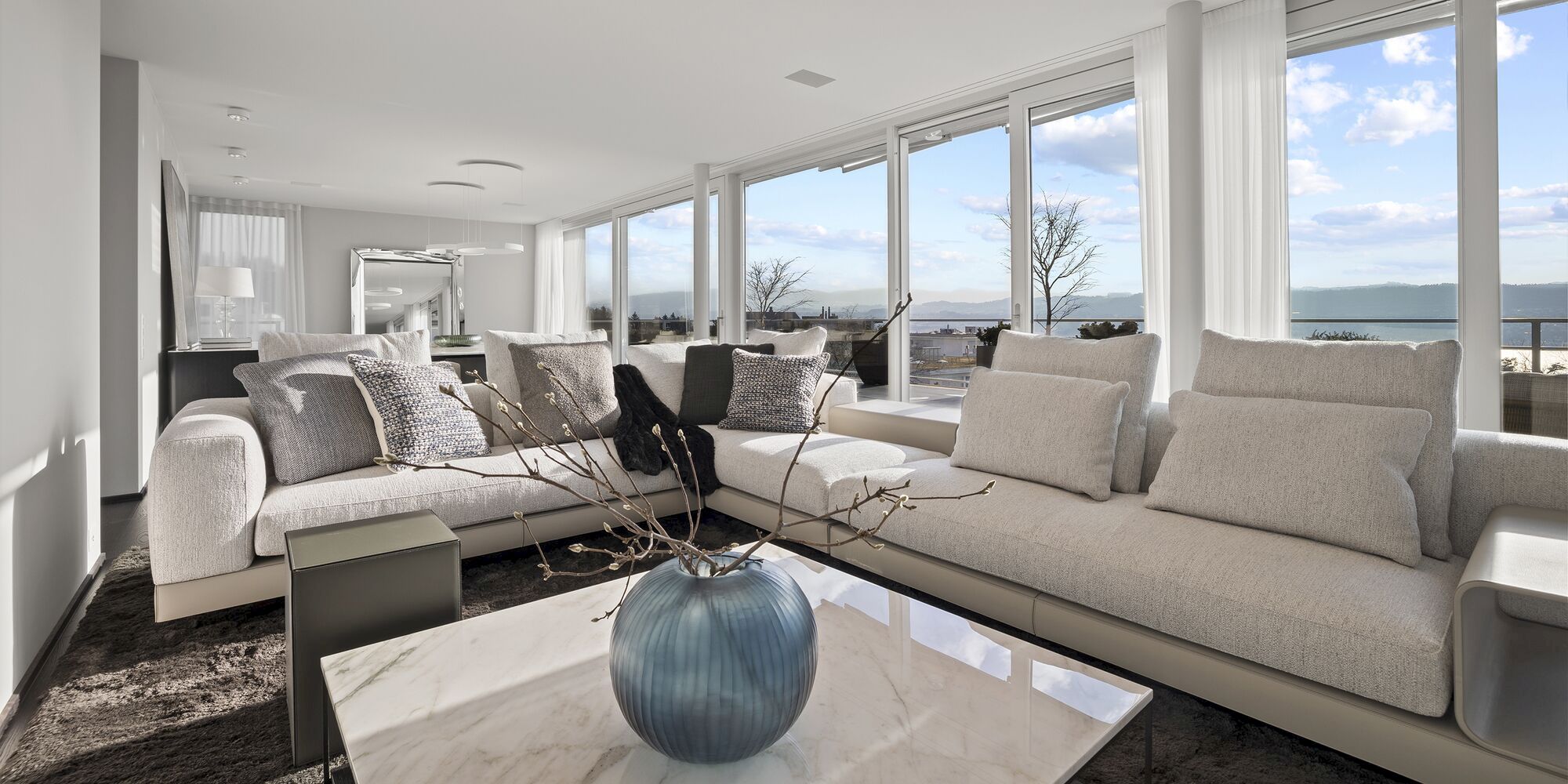 Helles, modernes Wohnzimmer mit Panoramaausblick