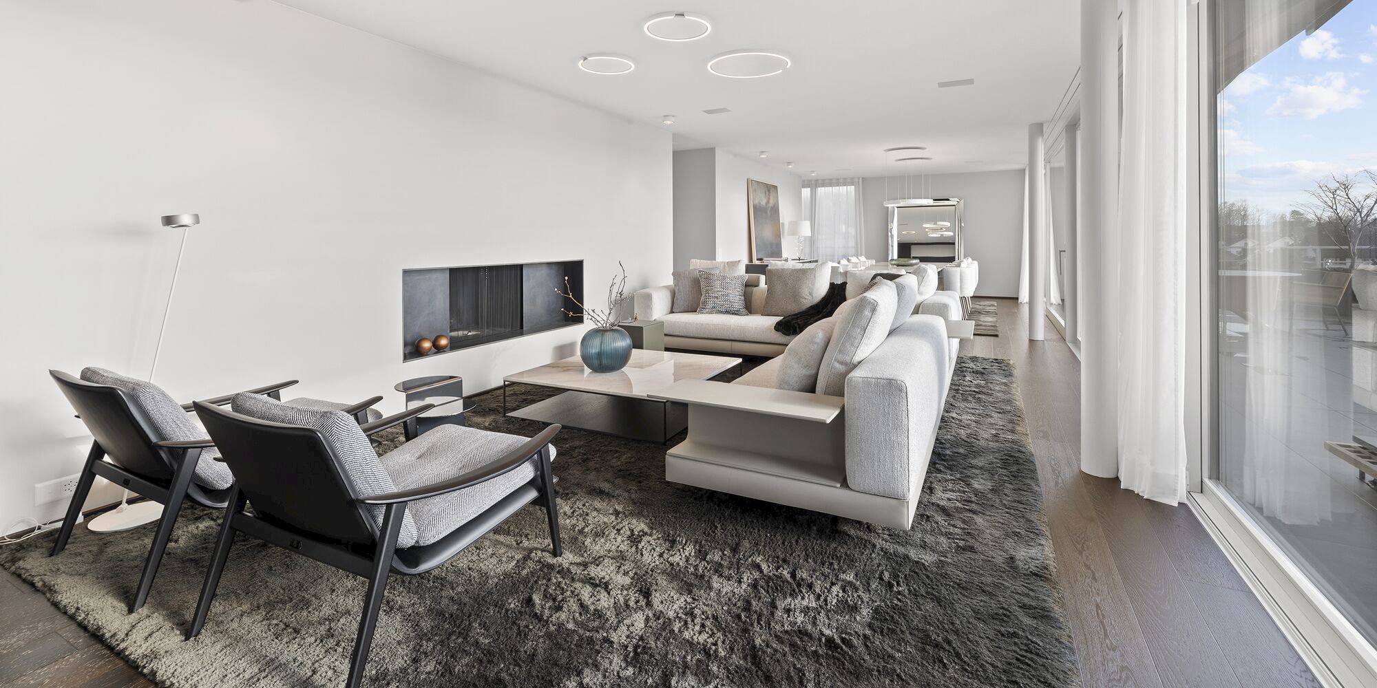 Modernes, offen gestaltetes Wohn- und Esszimmer