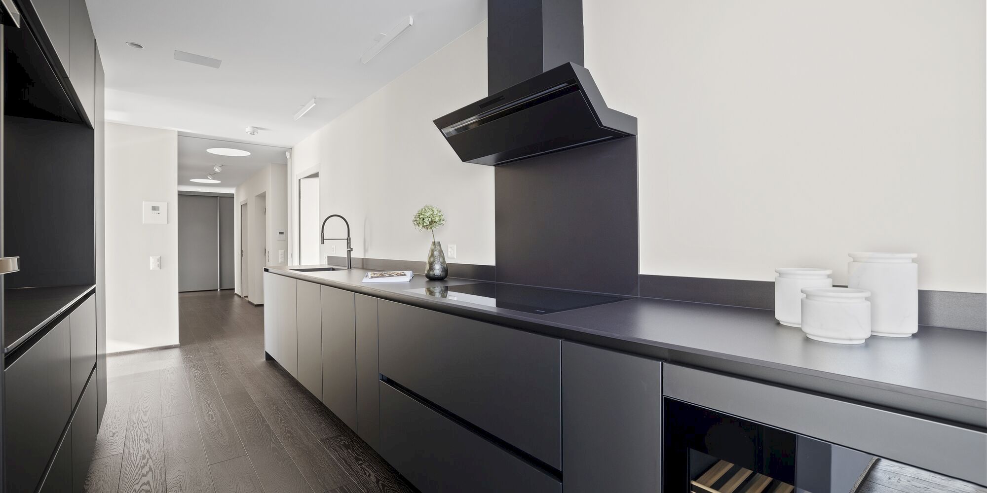 Moderne Minimal-Küche mit dunklen Fronten