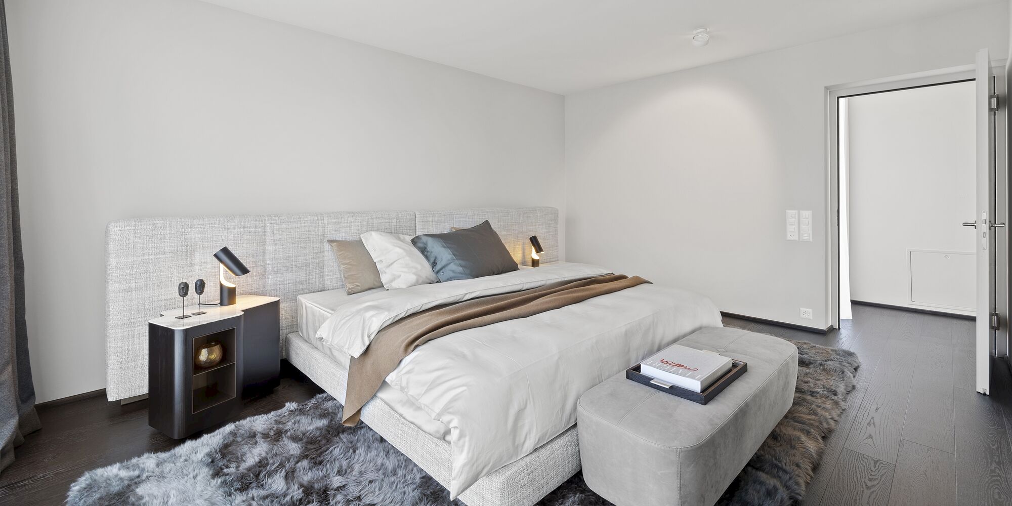 Modernes Schlafzimmer mit grauem Polsterbett