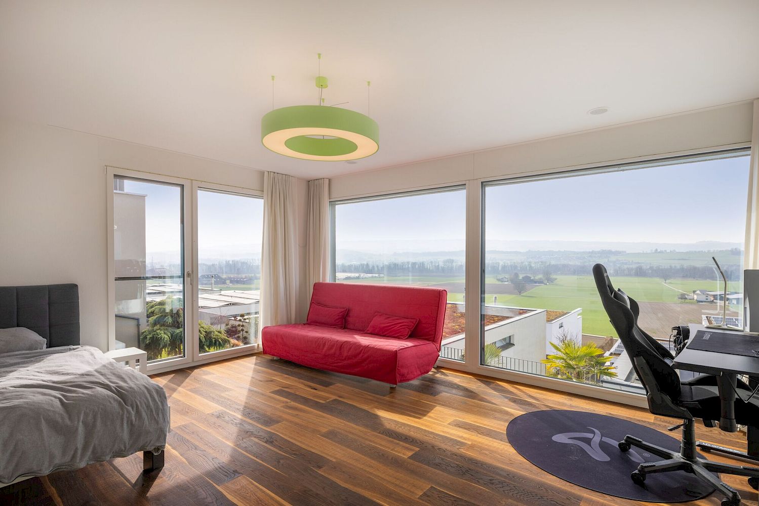 Helles Schlafzimmer mit Panoramafenstern und Arbeitsplatz