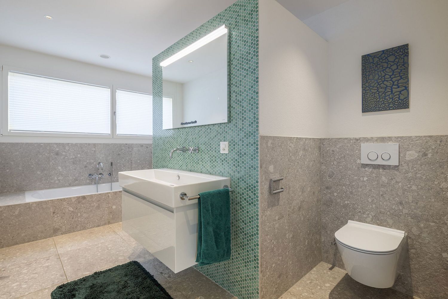 Modernes Badezimmer mit Wanne, Waschtisch und WC