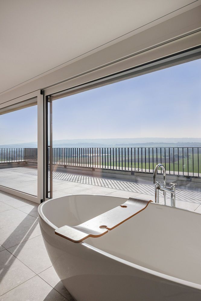 Luxuriöses Badezimmer mit Panoramablick