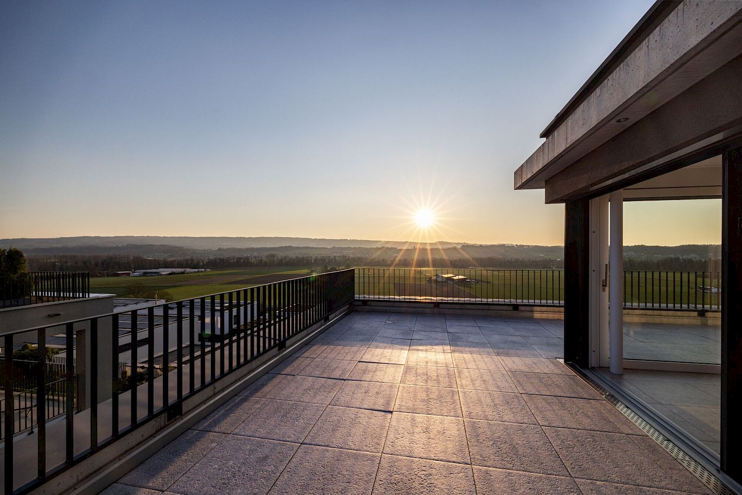 Dachterrasse mit Sonnenuntergang und Weitblick