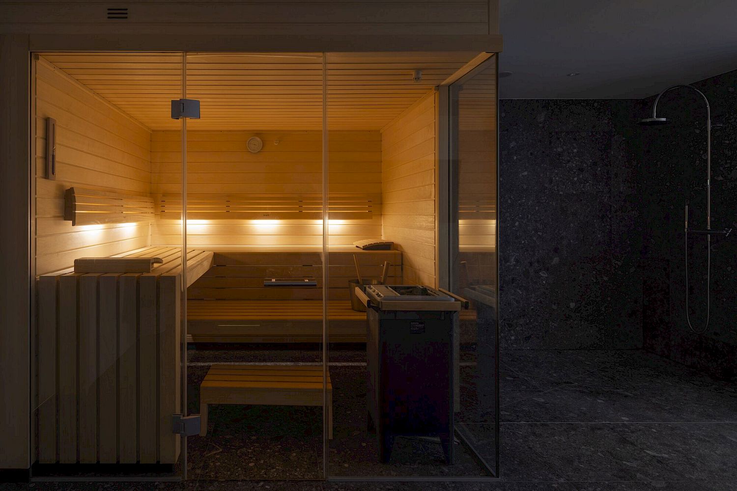 Moderne Sauna mit Glasfront