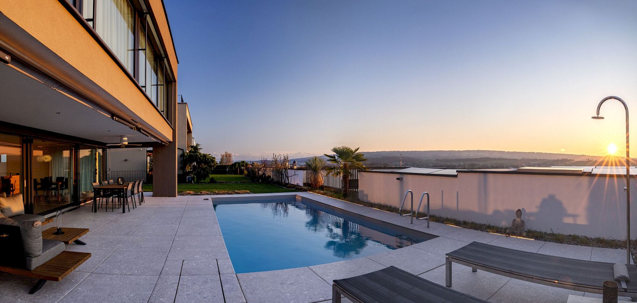 Moderne Terrasse mit Pool bei Sonnenuntergang