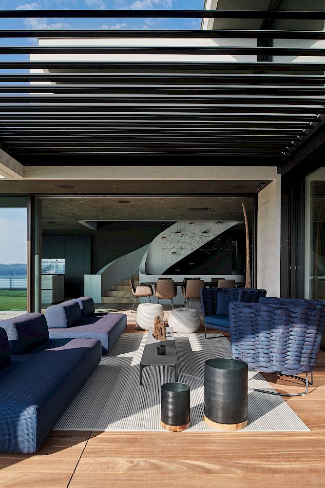 Luxuriöse offene Terrasse mit Innen-Außen-Übergang