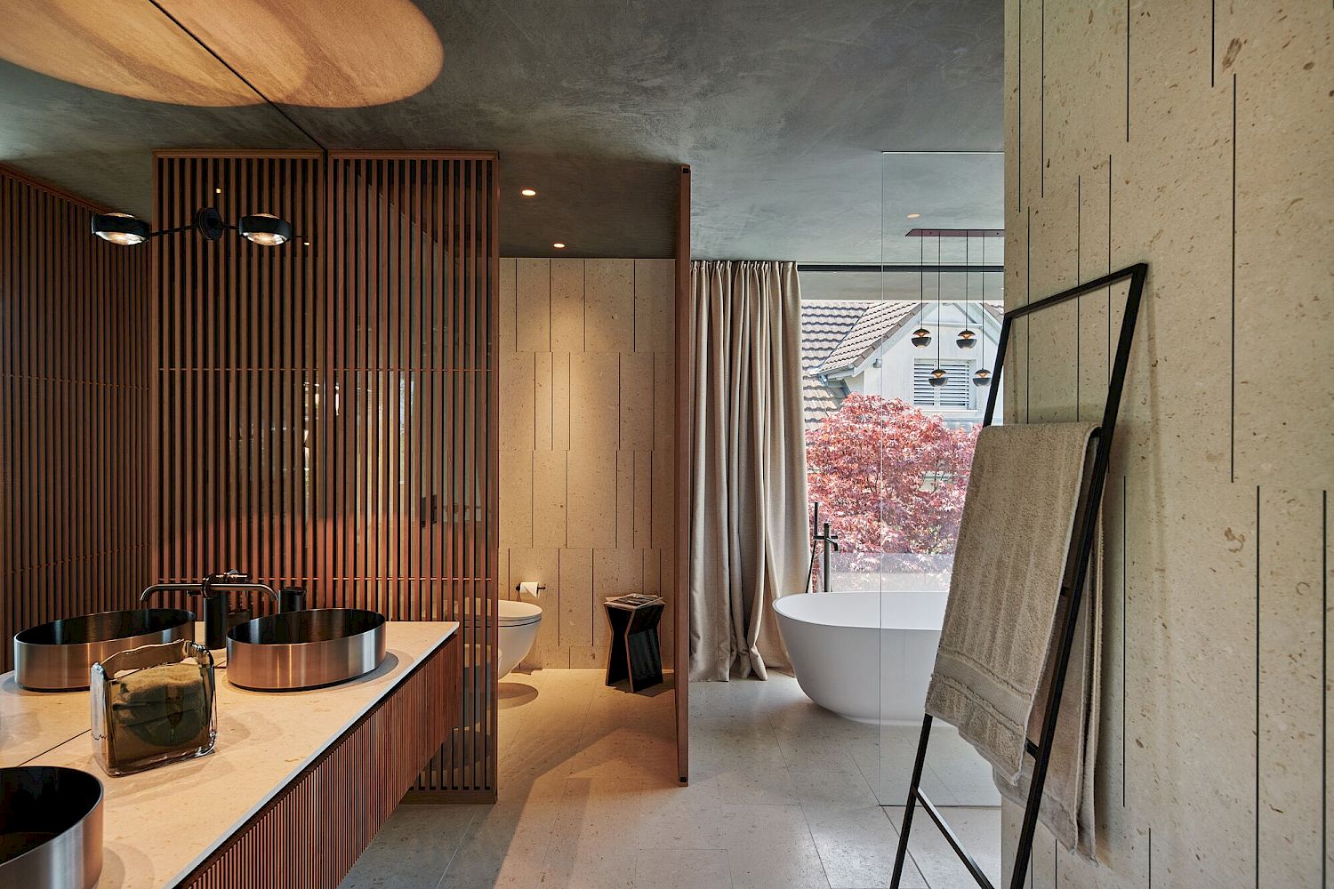 Luxuriöses Badezimmer mit Naturmaterialien