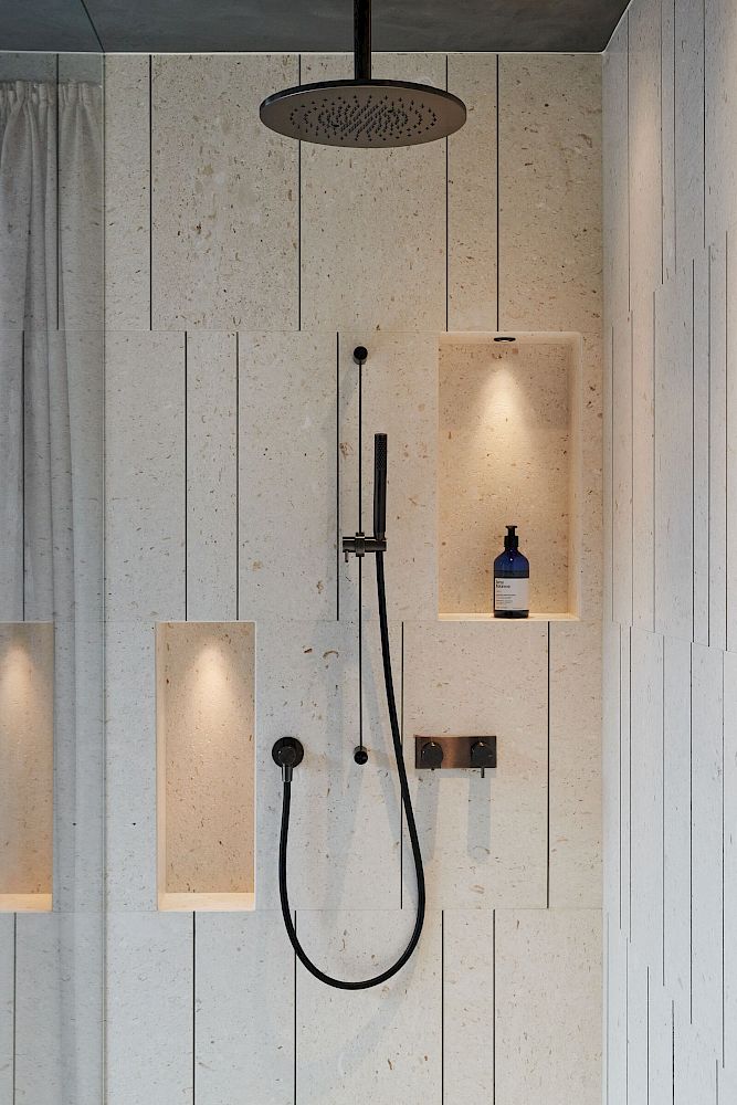 Moderne Dusche mit Nischenbeleuchtung