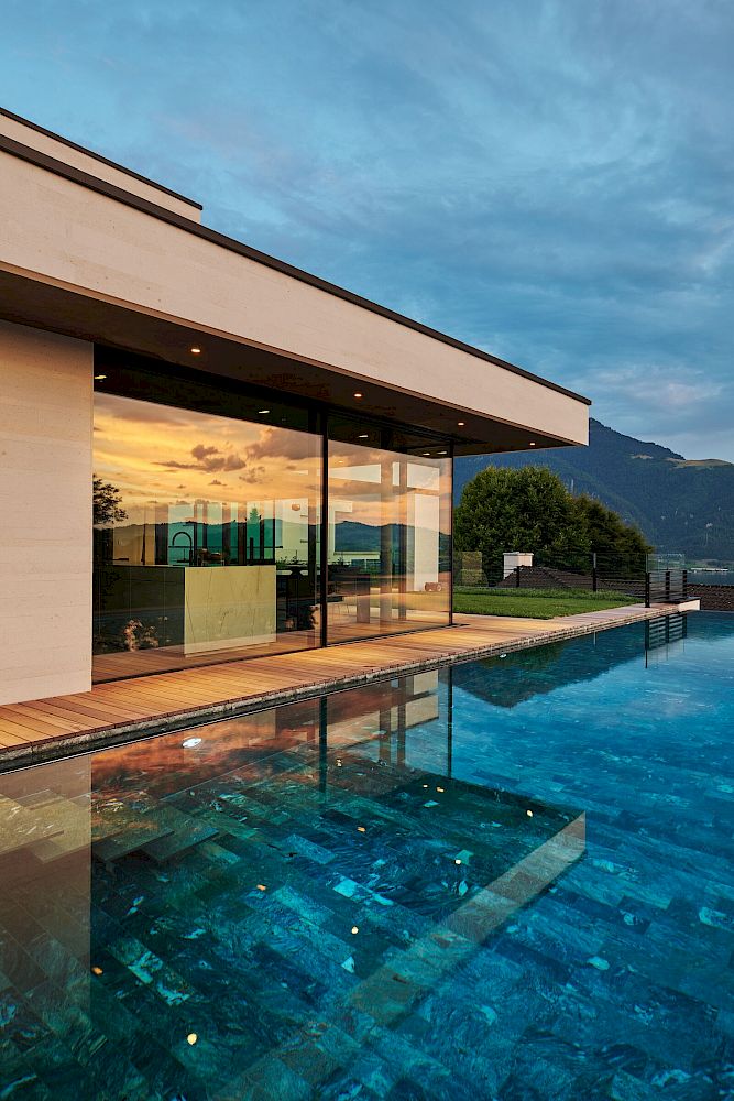 Moderne Luxusvilla mit Poolterrasse