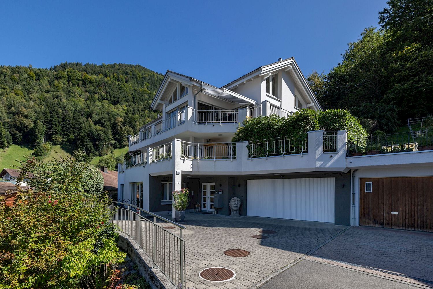 Modernes Einfamilienhaus in Hanglage