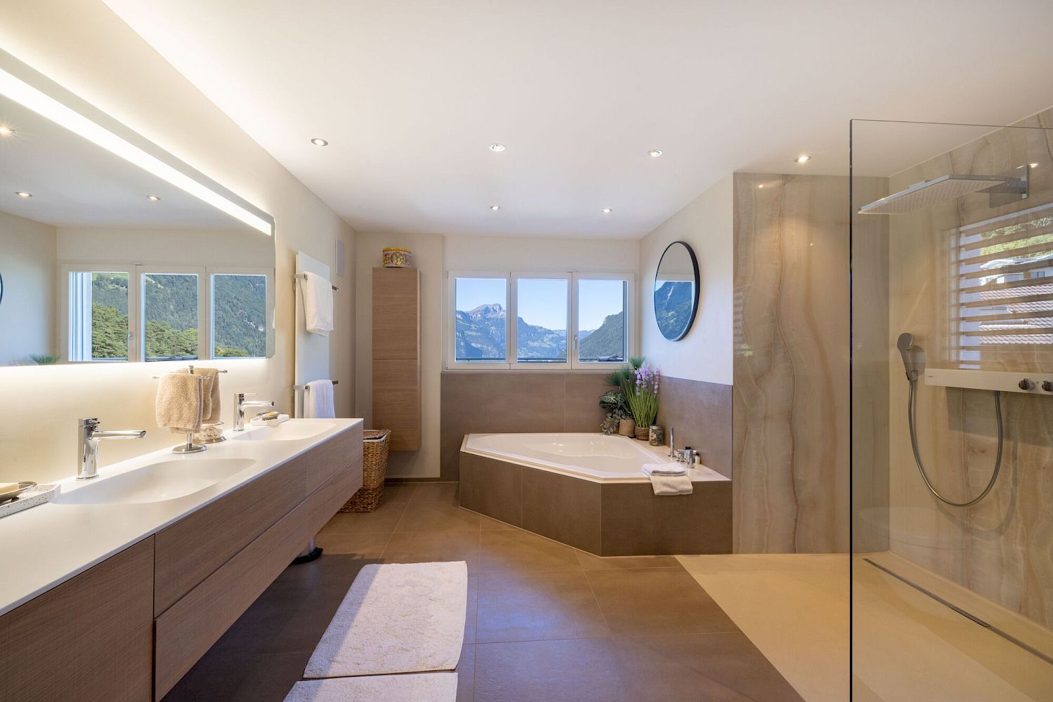 Modernes Badezimmer mit Bergblick