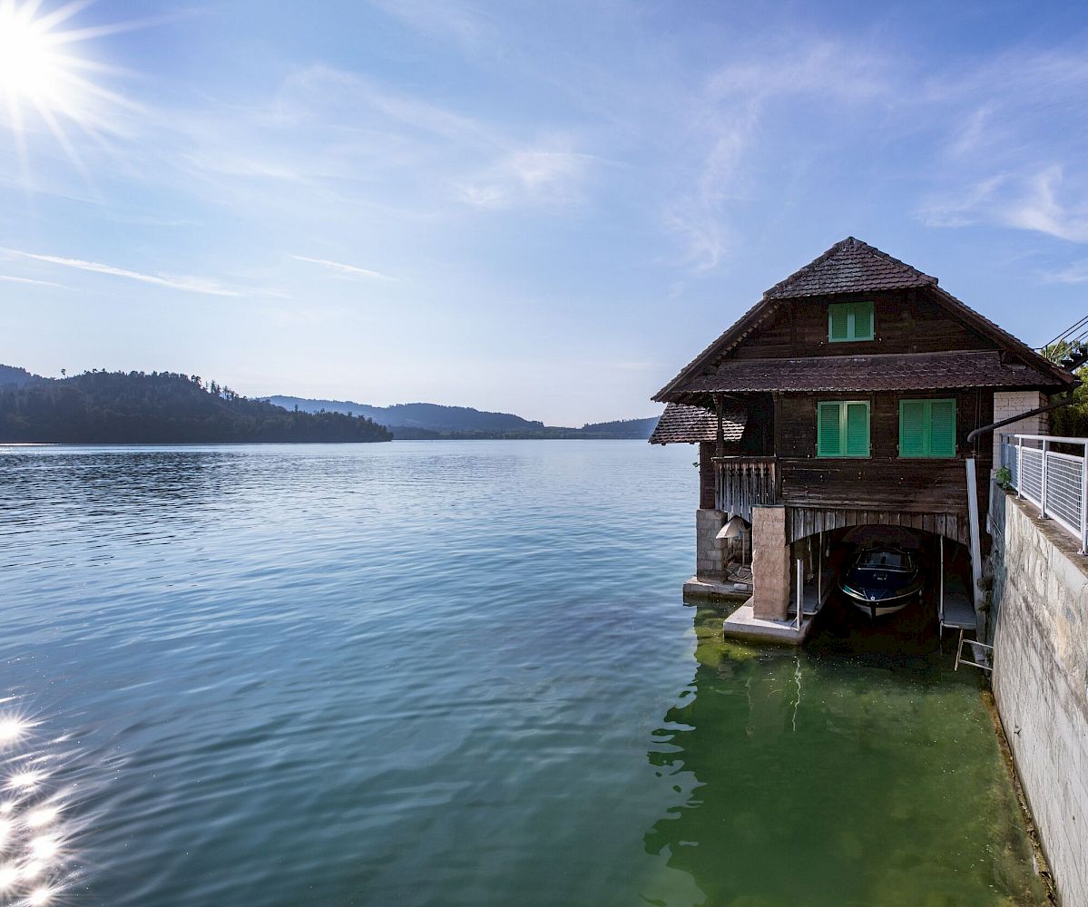 Seepromenade mit Holzhaus am Wasser