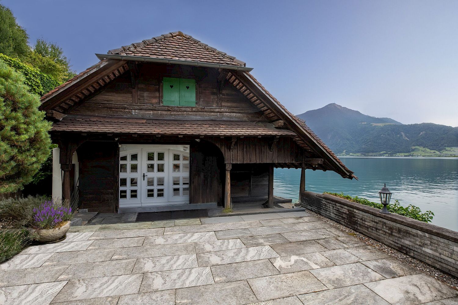 Seereshöhe mit traditionellem Holzhaus
