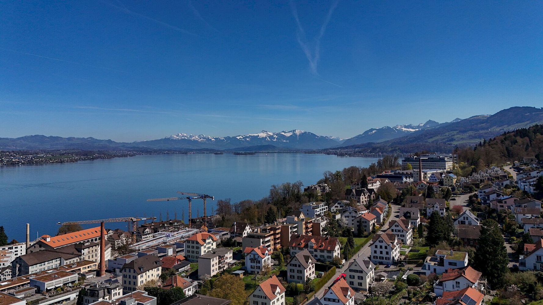 Seeblick über eine Stadt am Hang