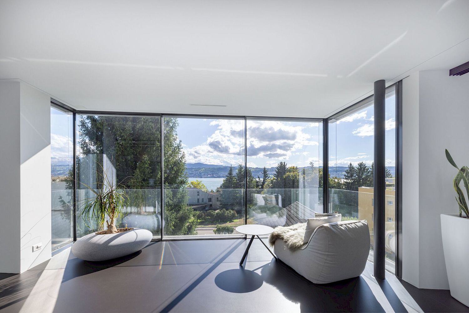 Moderner Panorama-Wohnbereich mit Glasfront
