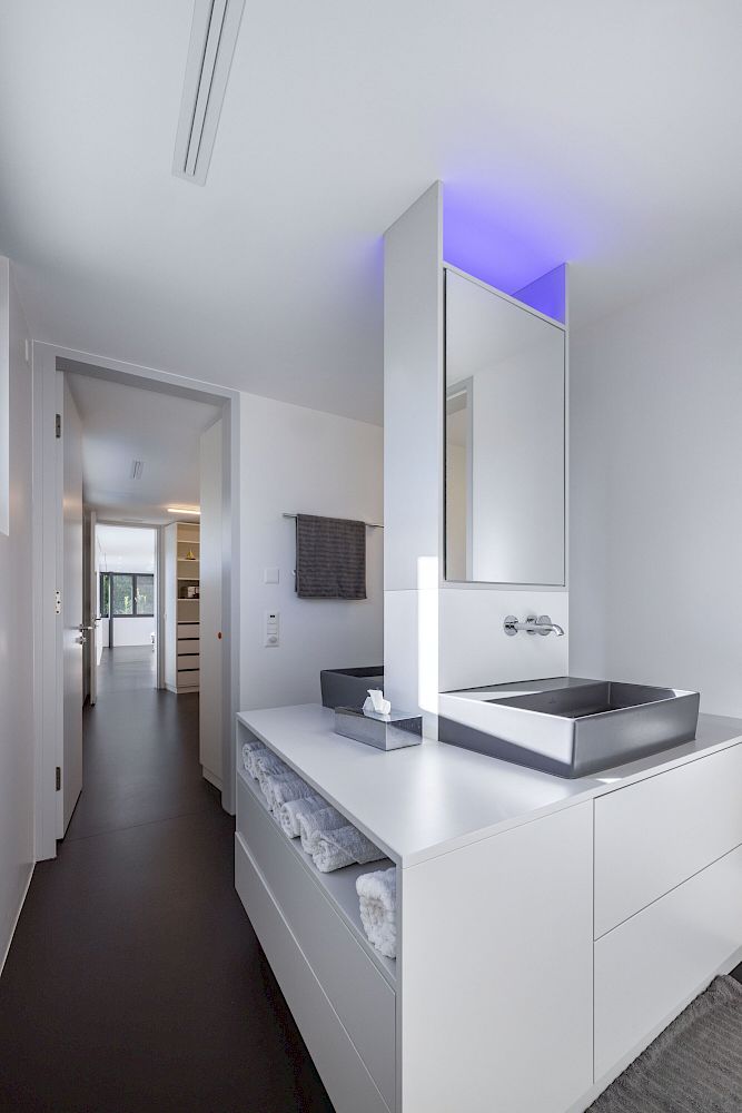 Modernes Badezimmer mit schwebendem Waschtisch