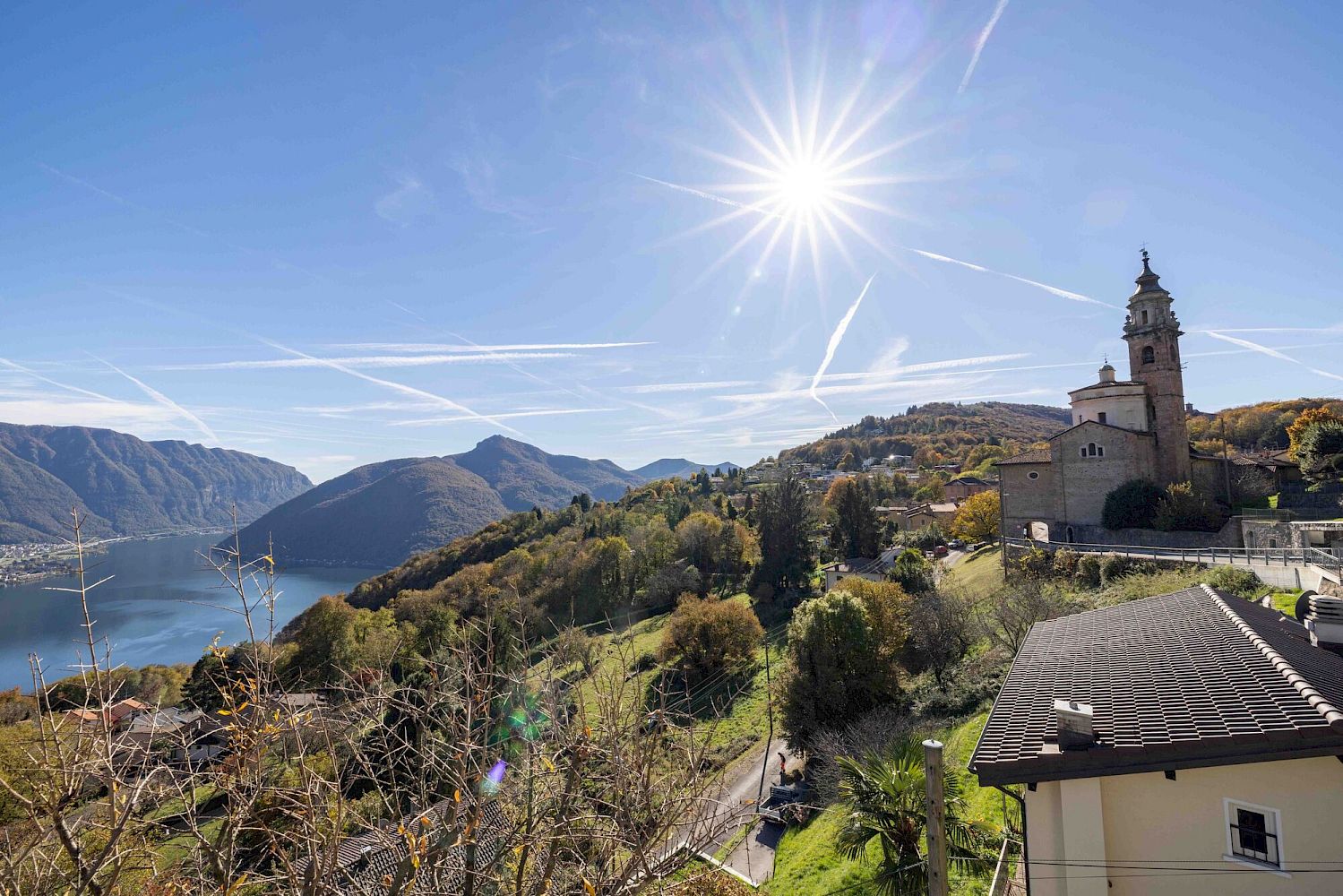 Panoramablick auf See, Berge und Kirchengebäude