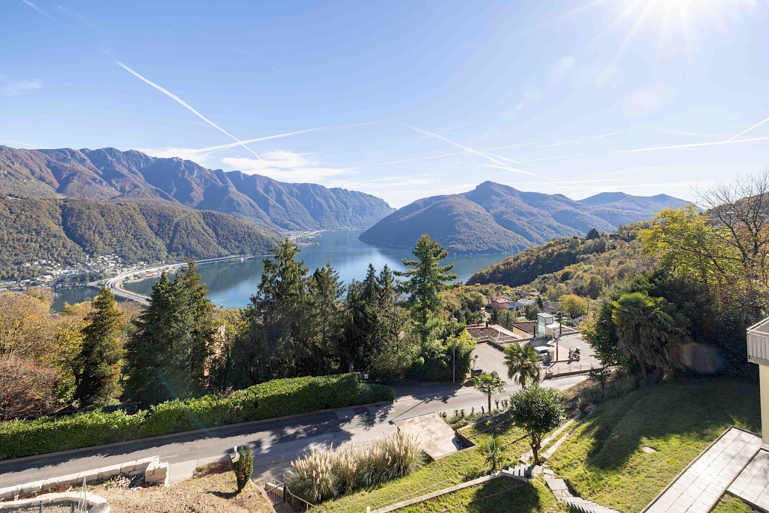 Panoramablick auf Berglandschaft und See