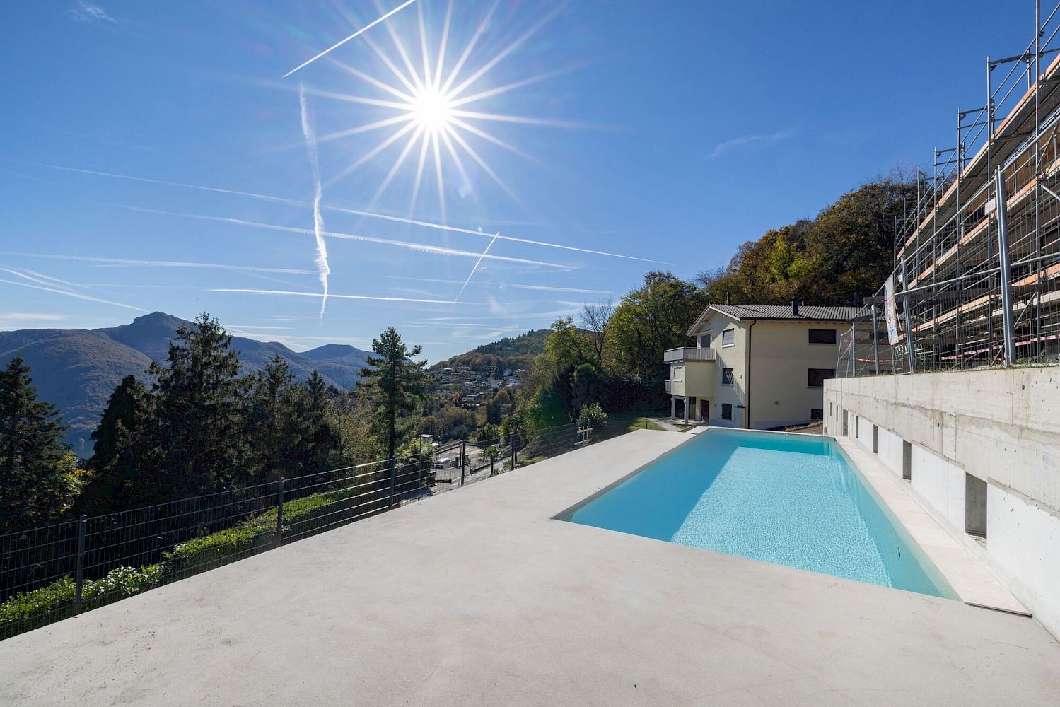 Außenbereich mit Pool und Bergblick