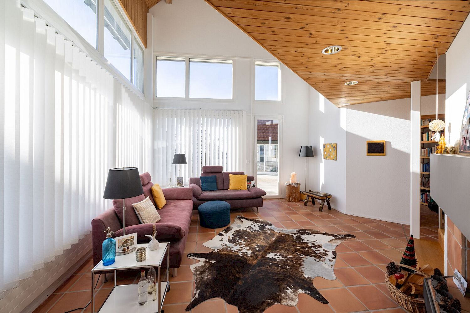 Helles Wohnzimmer mit hoher Decke