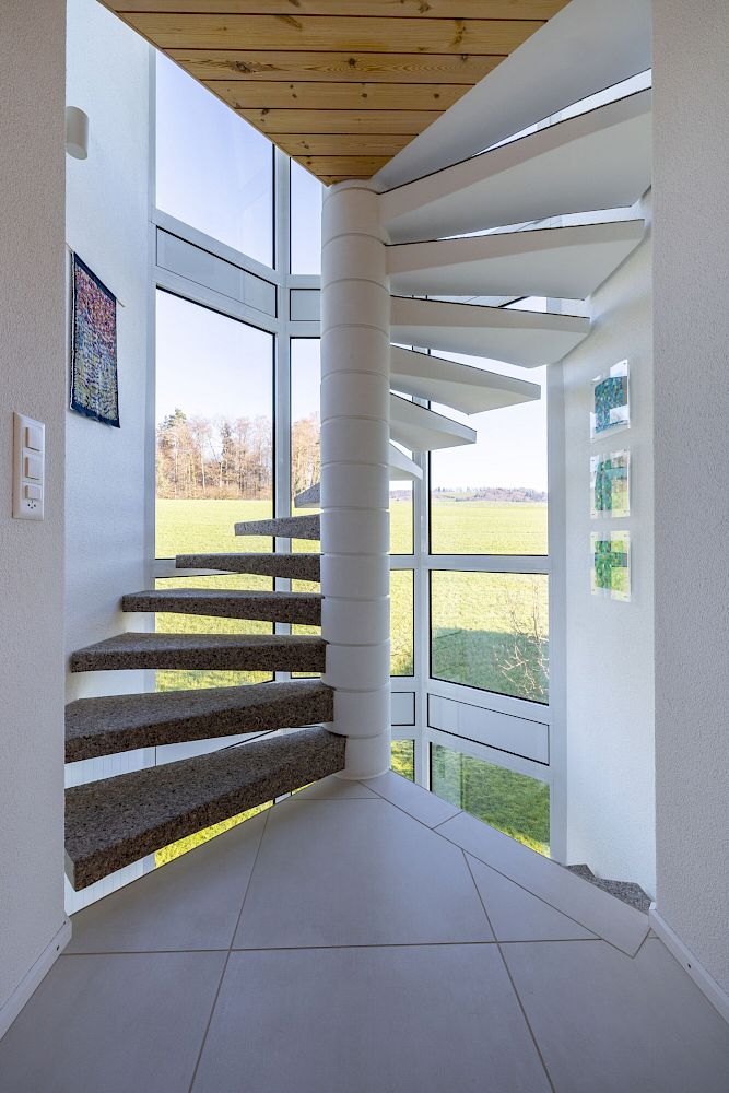 Spindeltreppe im lichtdurchfluteten Treppenhaus