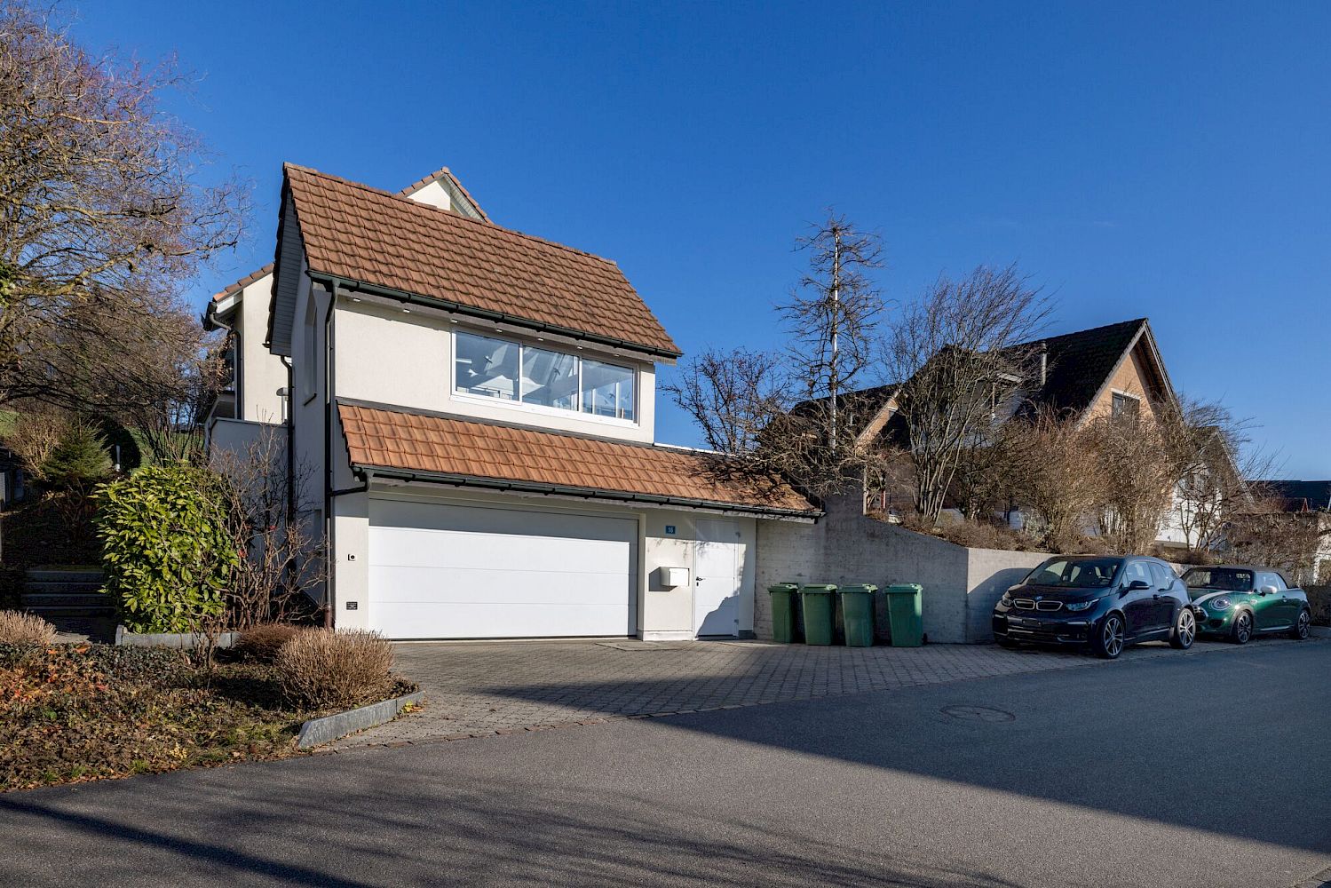 Wohnhaus mit Einfahrt und Garage