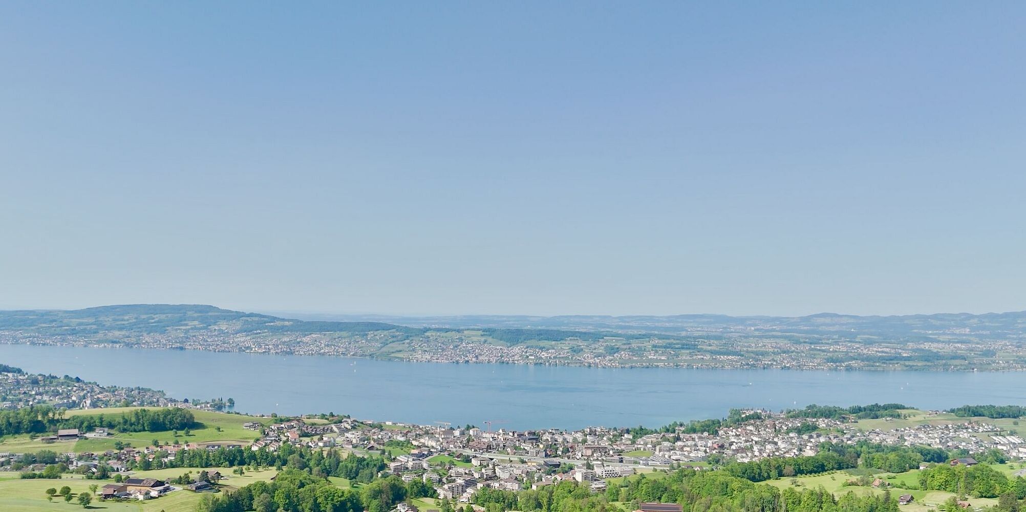 Panoramablick über See und Landschaft