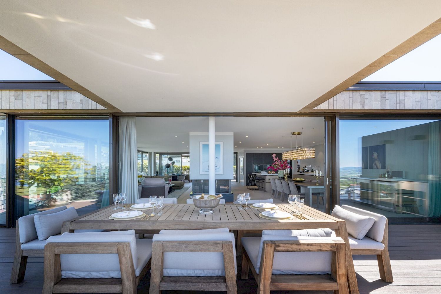 Luxöse Terrasse mit Blick in den offenen Wohn- und Essbereich