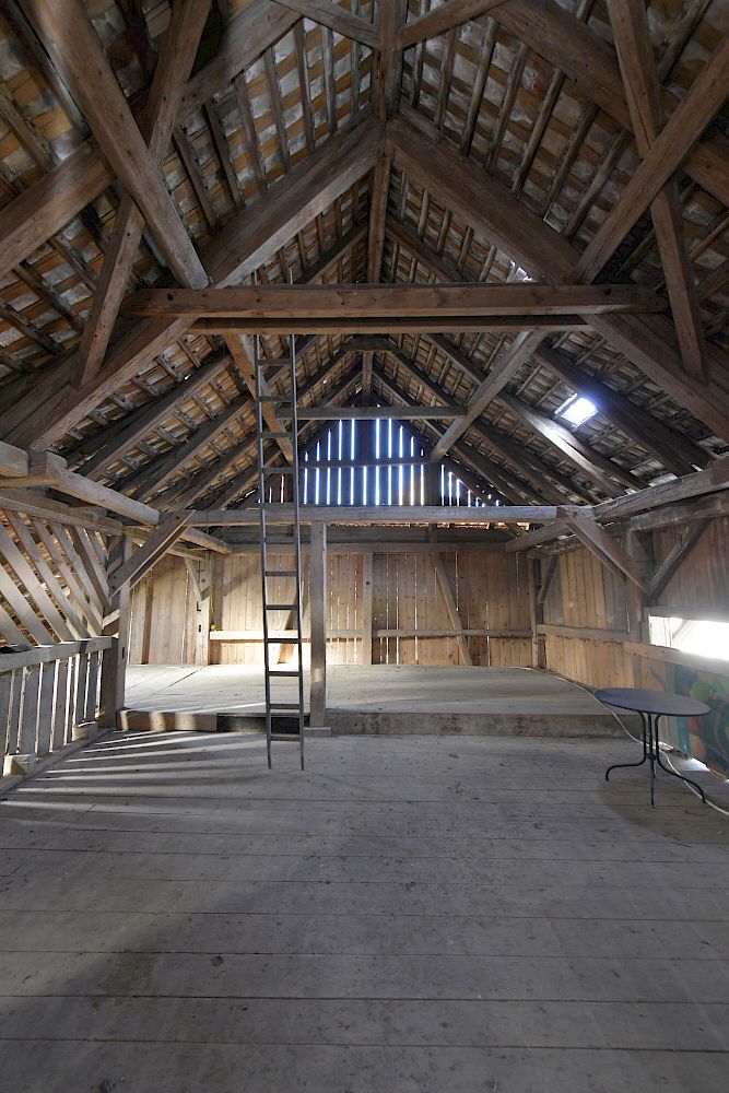 Dachboden mit offenem Holztragwerk