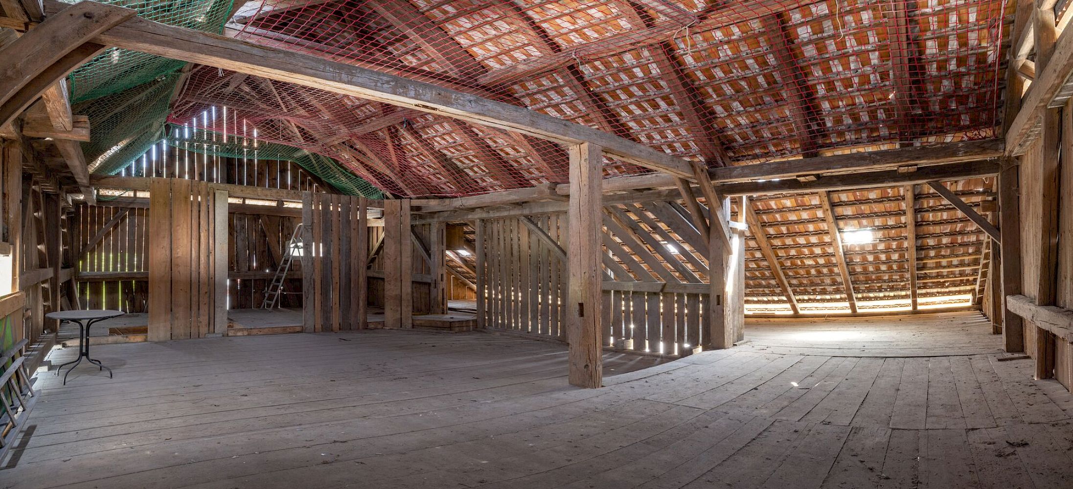 Dachboden mit Holztragwerk