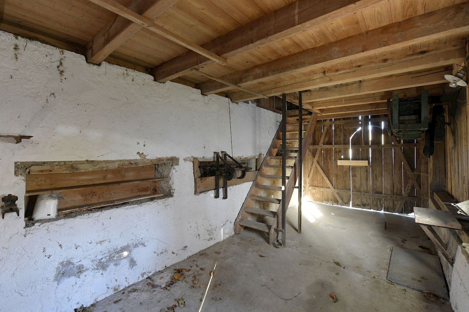 Rustikaler Dachboden mit Holzstruktur