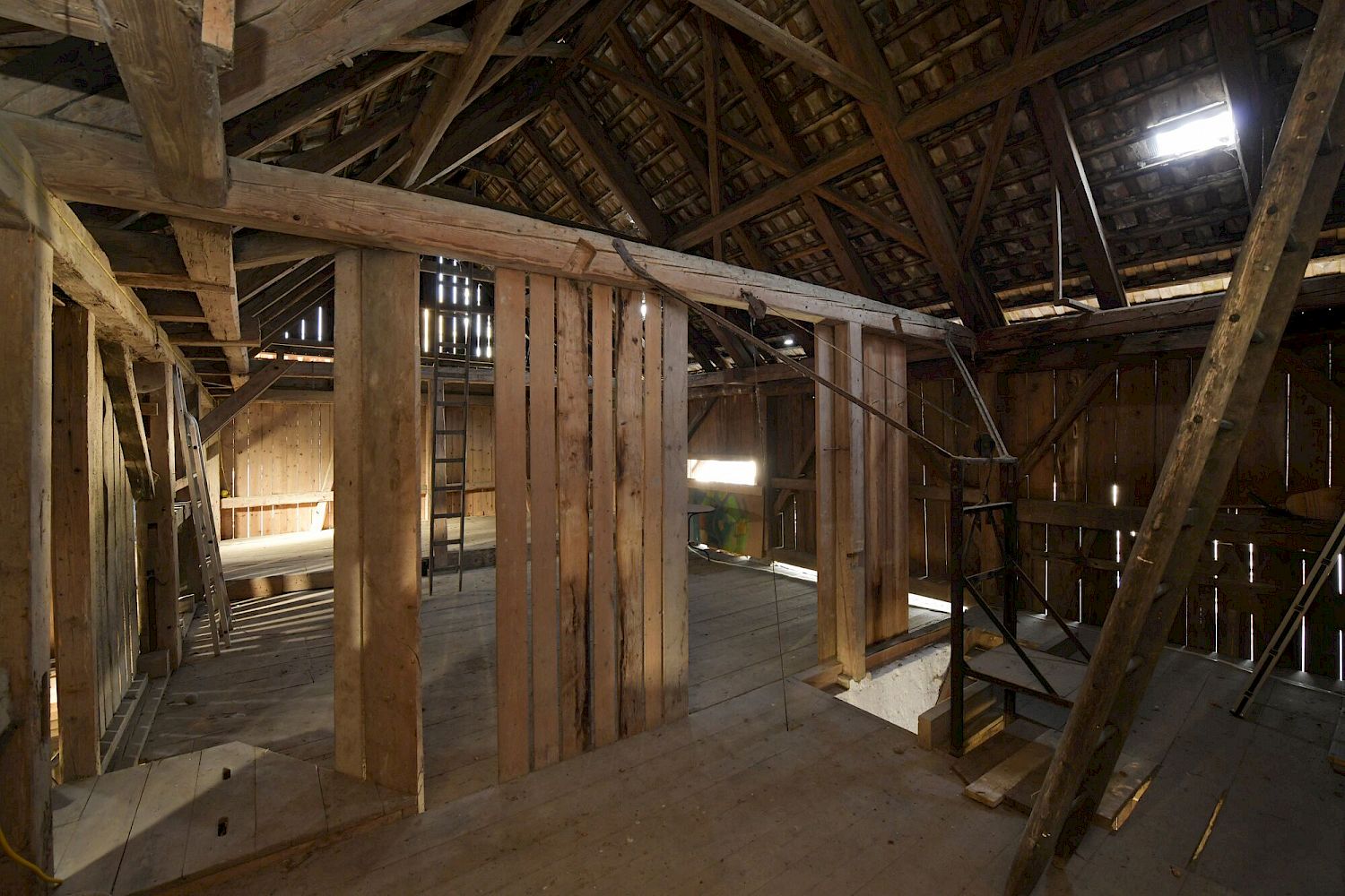 Dachboden mit sichtbarem Holztragwerk