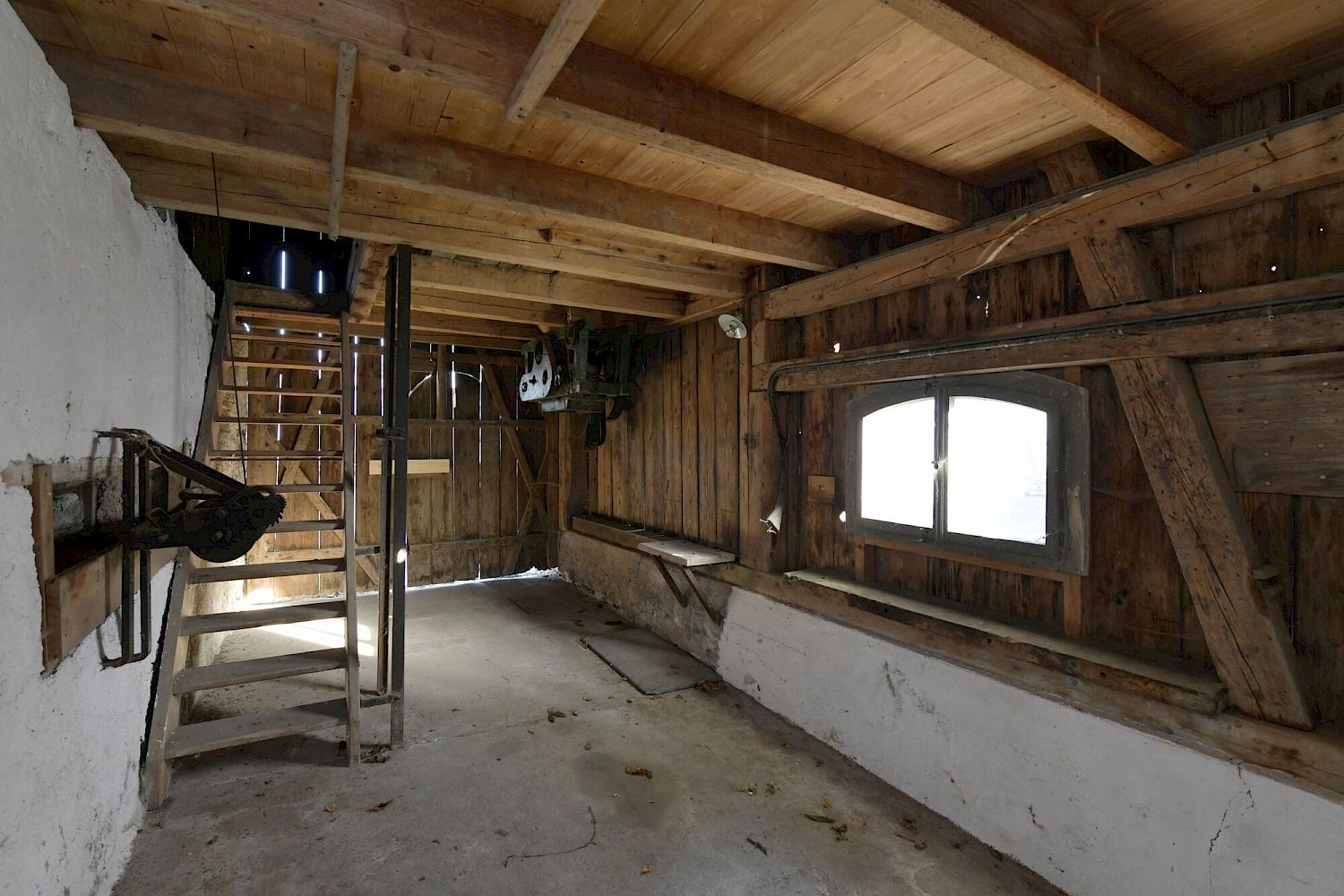 Rustikaler Dachboden-/Nebengeschossraum mit Holzstruktur