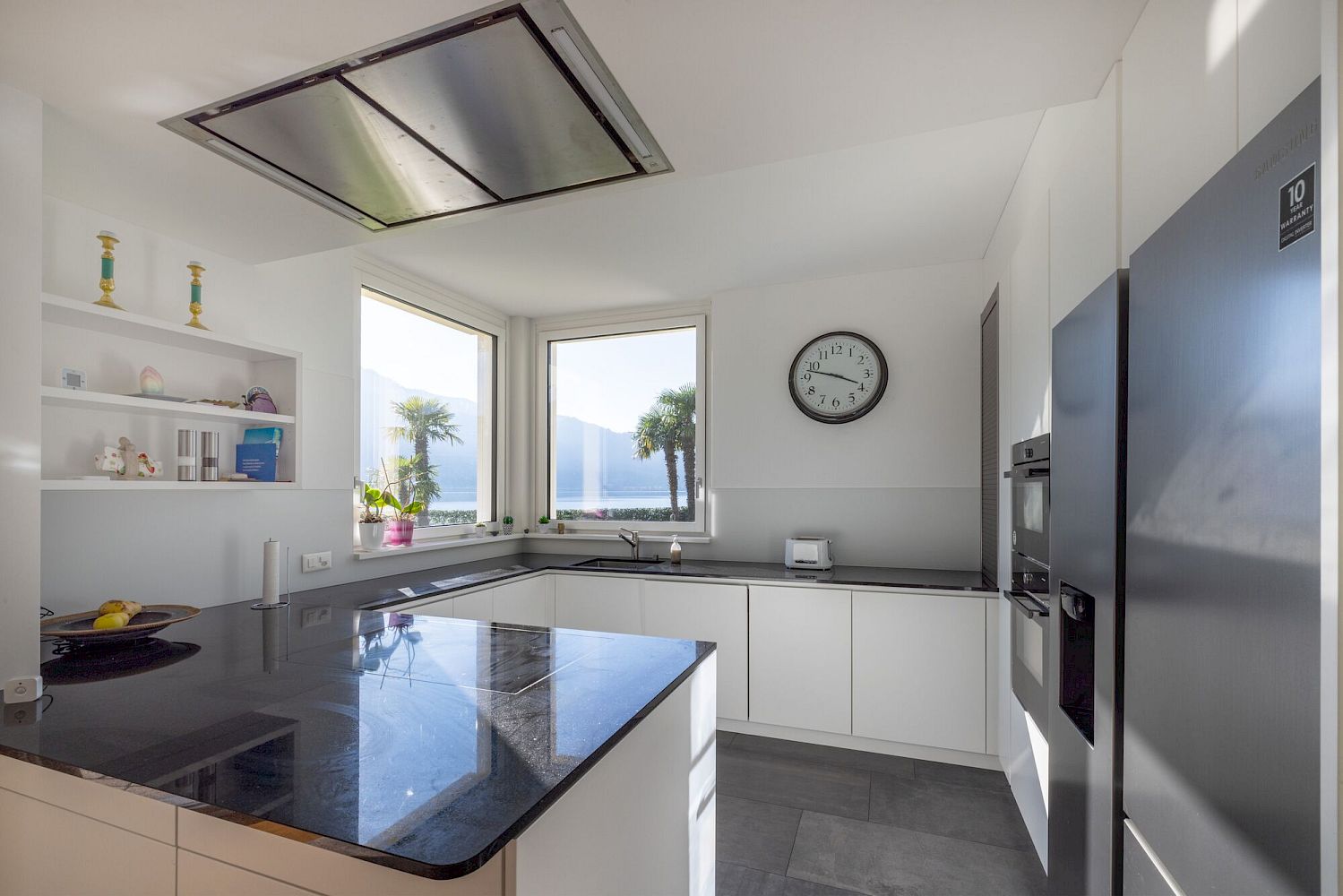 Moderne Küche mit Meerblick