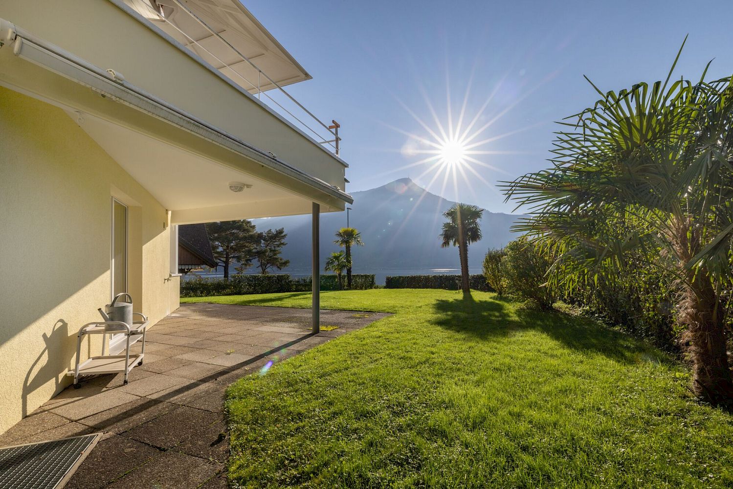 Terrasse mit Garten und Bergblick