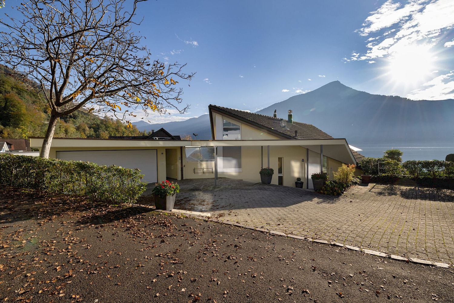 Modernes Haus mit Berg- und Seeblick