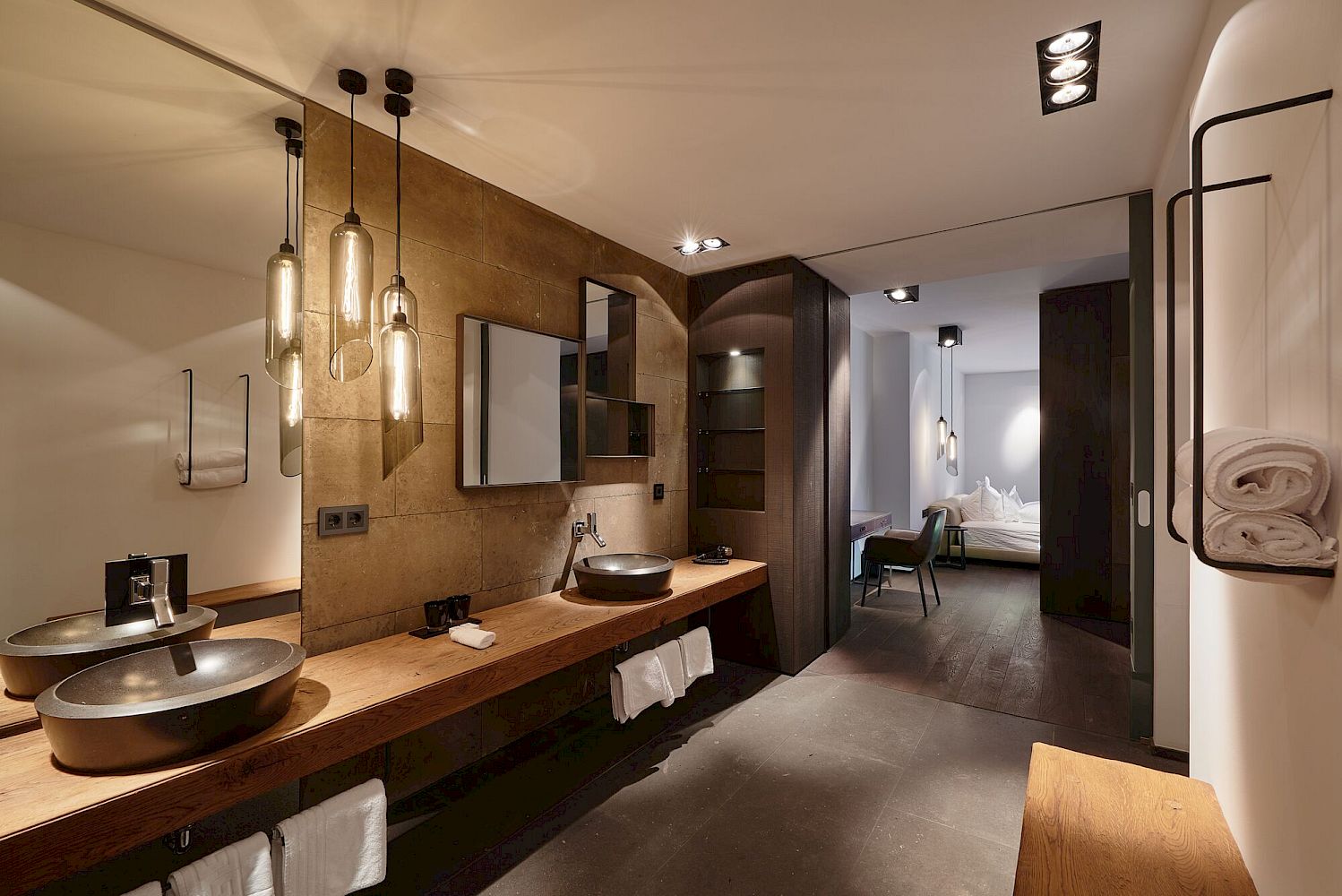 Modernes Badezimmer mit angrenzendem Schlafzimmer