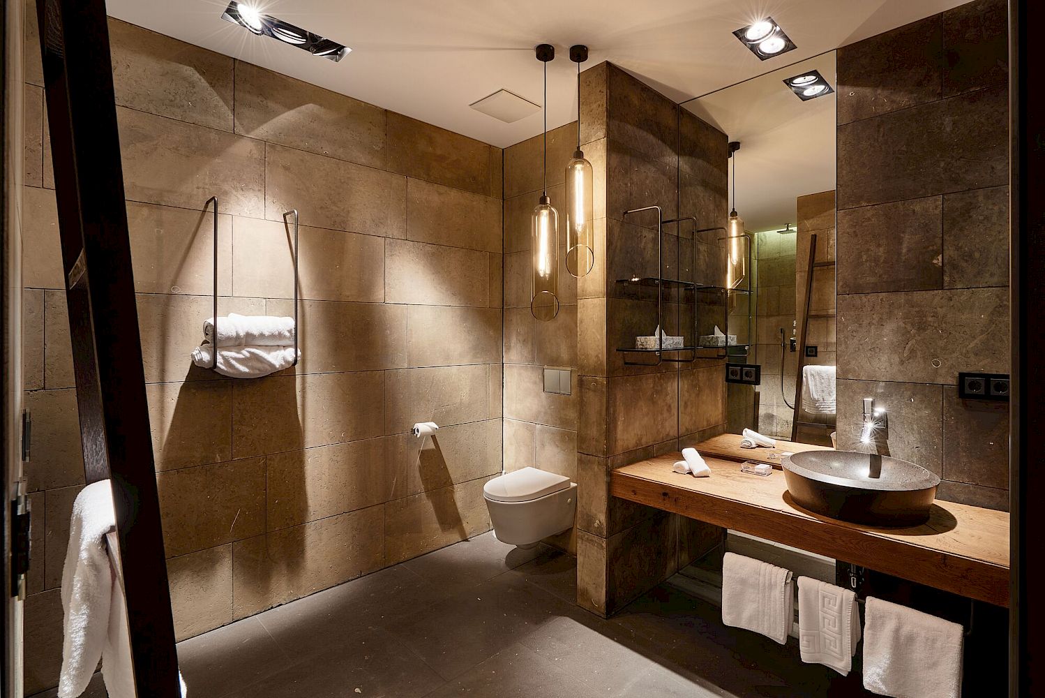 Modernes Badezimmer mit Naturstein und Holzdetails