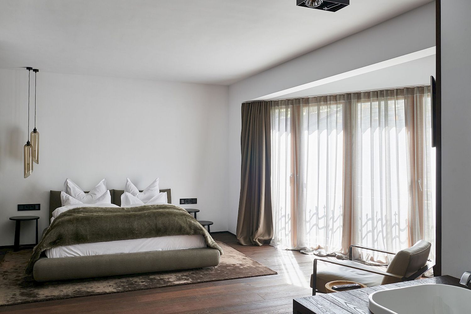 Modernes Schlafzimmer mit großer Fensterfront