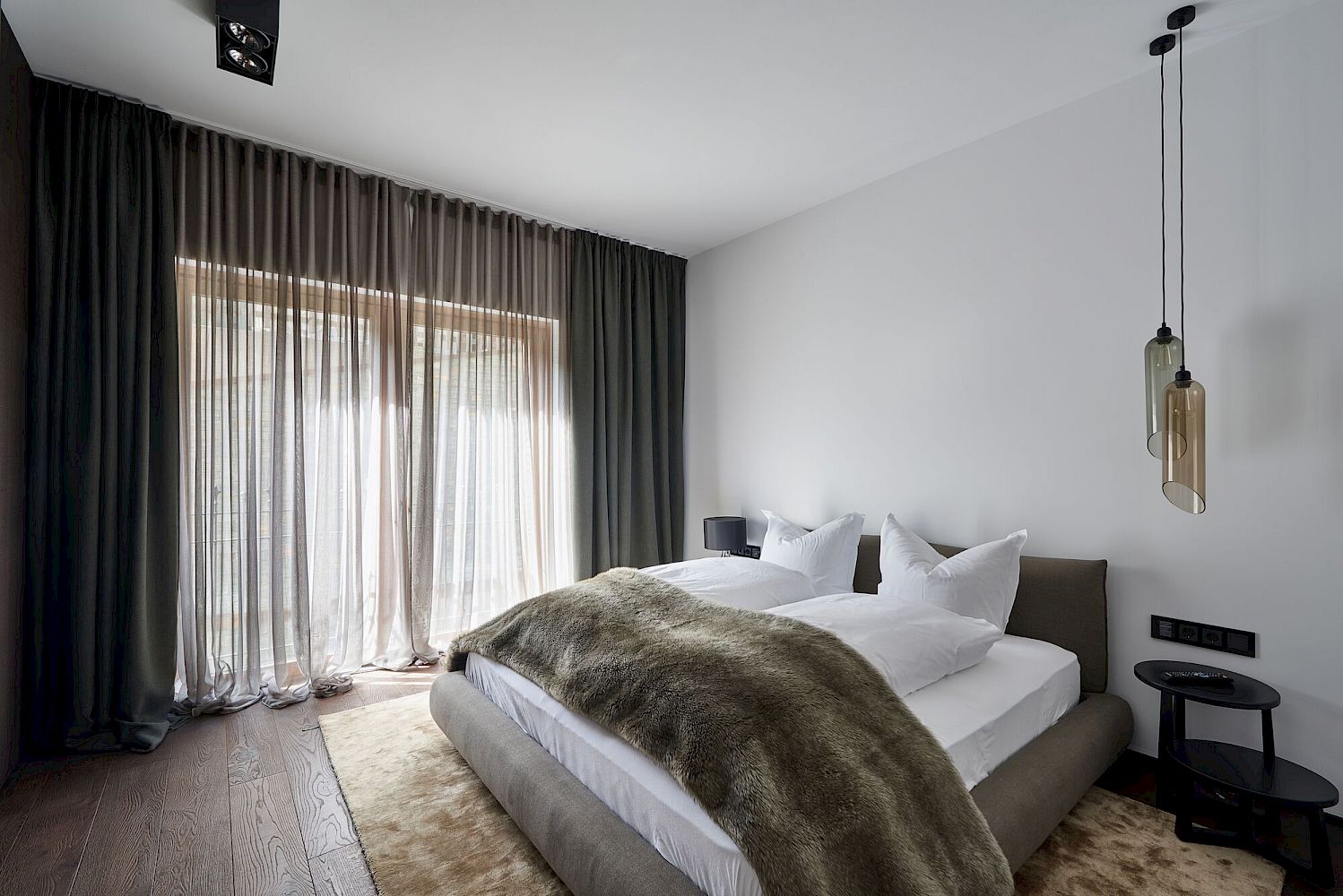 Modernes Schlafzimmer mit großen Vorhängen