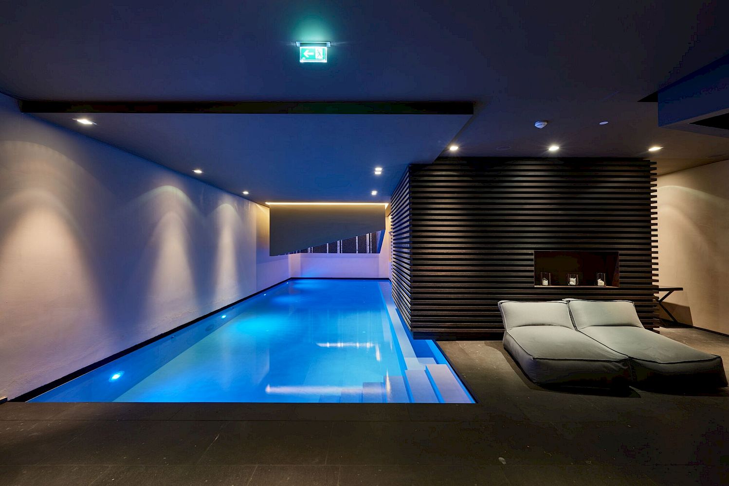 Innenpool mit Lounge-Bereich