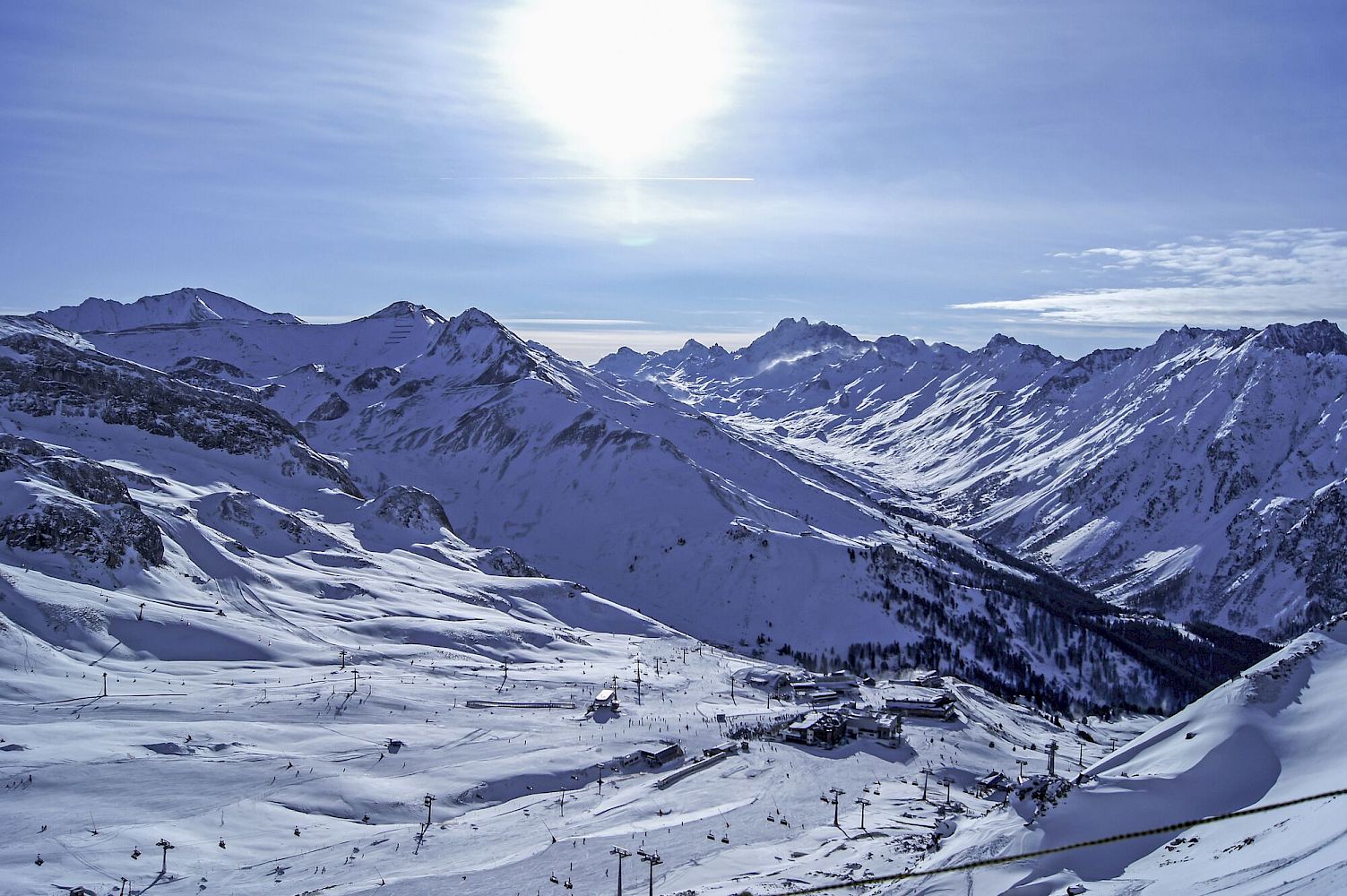 Schneebedeckte Berglandschaft mit Skigebiet