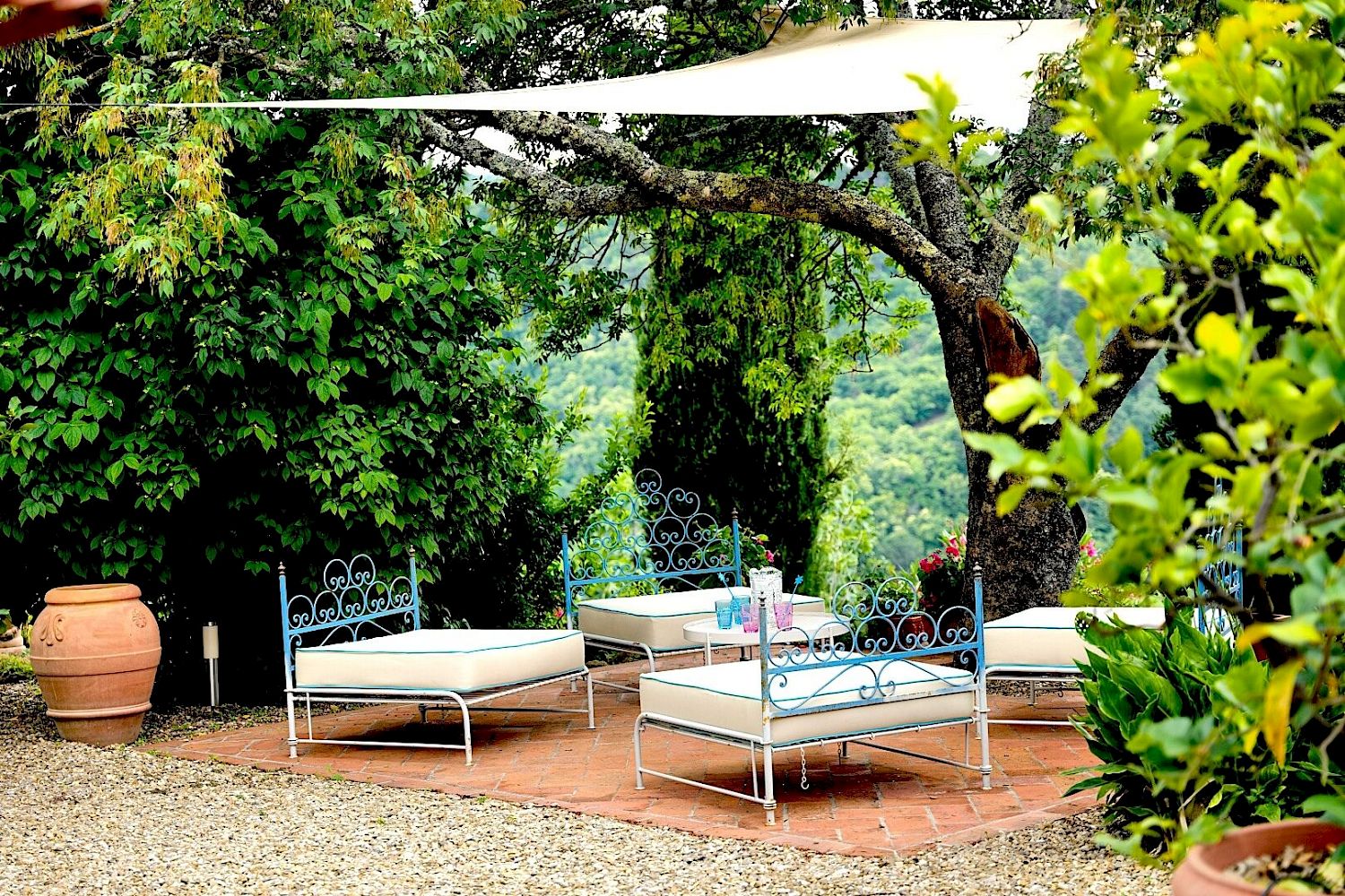 Gartenlounge mit Sitzgruppe und Bergblick