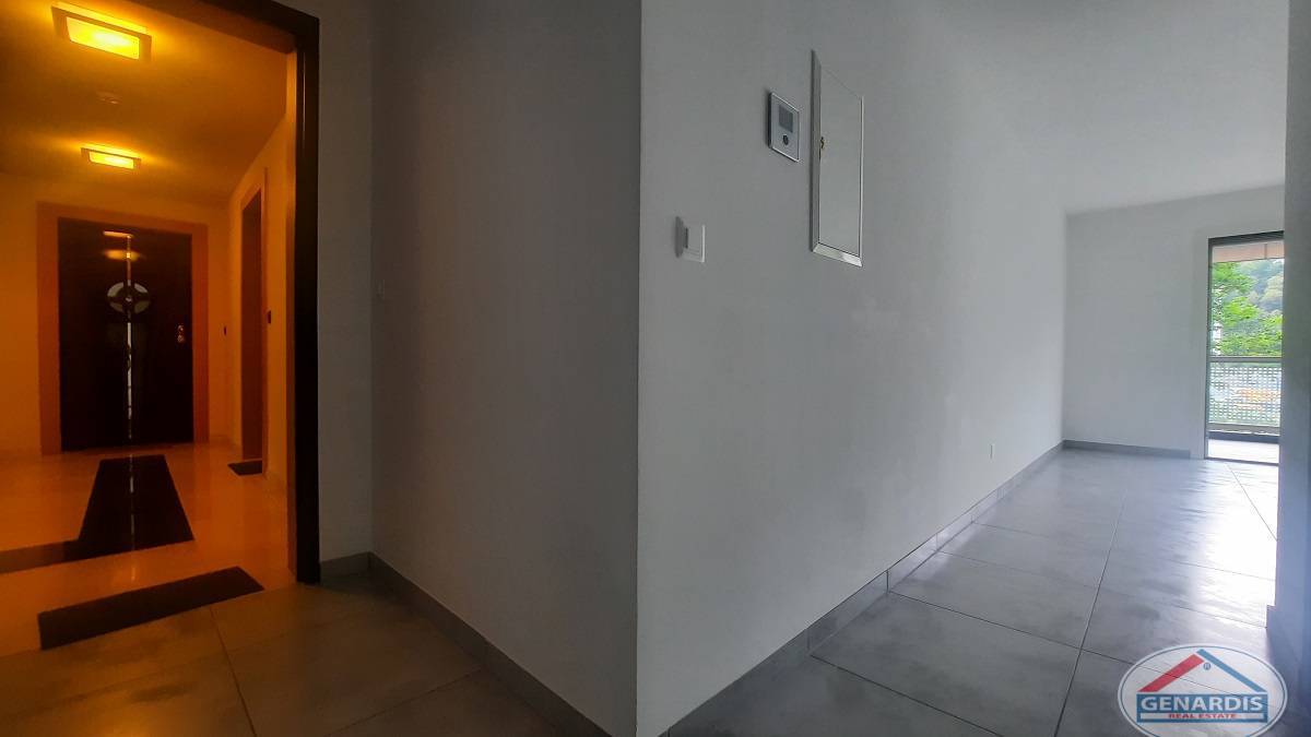 Flur mit Blick in einen hellen Wohnbereich