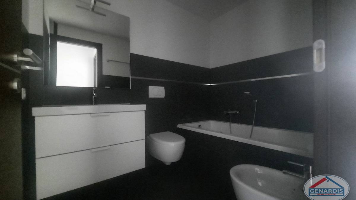 Modernes Badezimmer mit Badewanne und Waschtisch