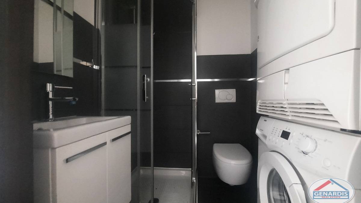 Kleines modernes Bad mit Dusche und Waschmaschine