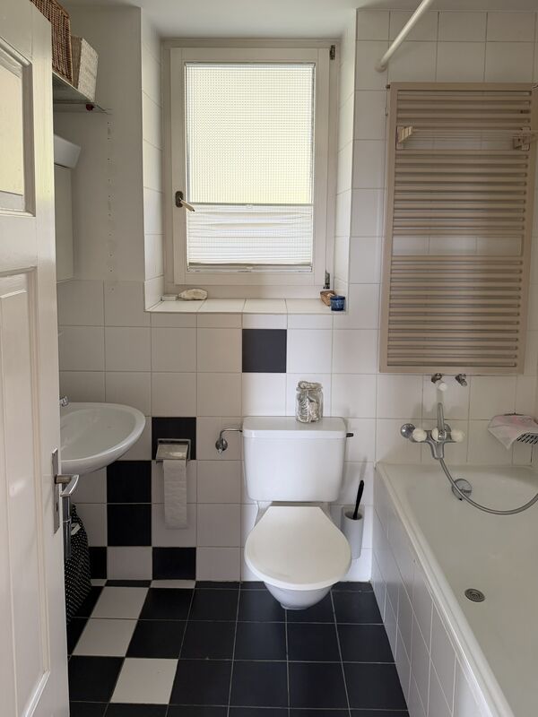 Kleines Badezimmer mit WC und Badewanne