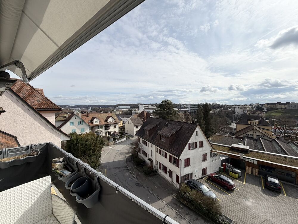 Balkon mit Weitblick über ein Wohnviertel